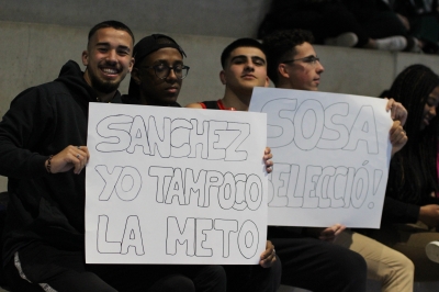 Fans de La Llauna, con pancartas estrambóticas