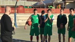 Charla del entrenador del colegio Las Rosas a sus jugadores