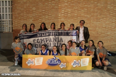 Compañía de María con su pancarta