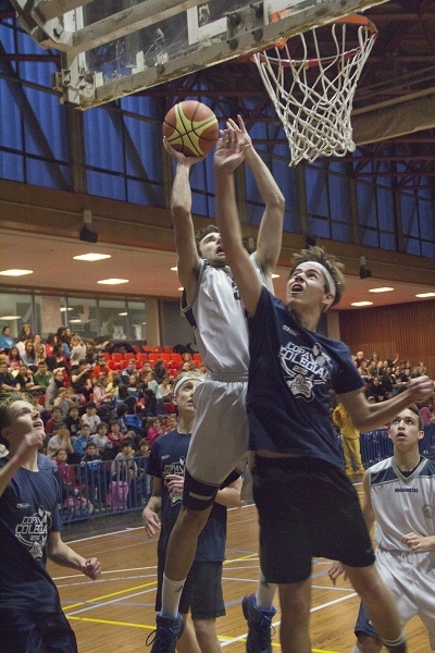 Rebote ofensivo del León Andrés Herrero