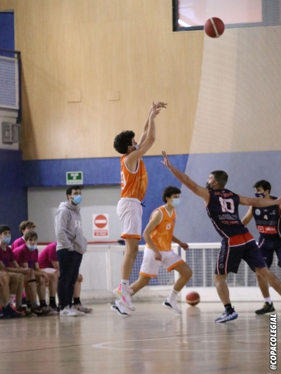 Íñigo Azcoitia anotando un triple sobre la bocina