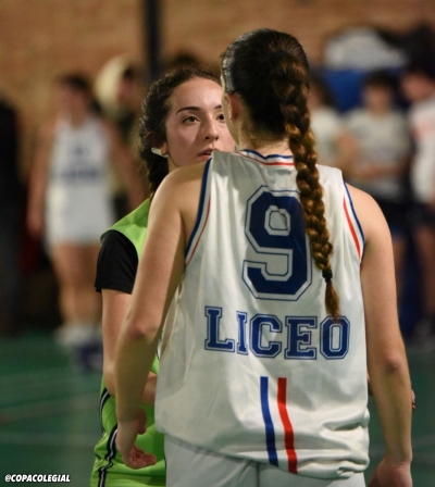 Paula Ruíz defendiendo a Nuria Estrade