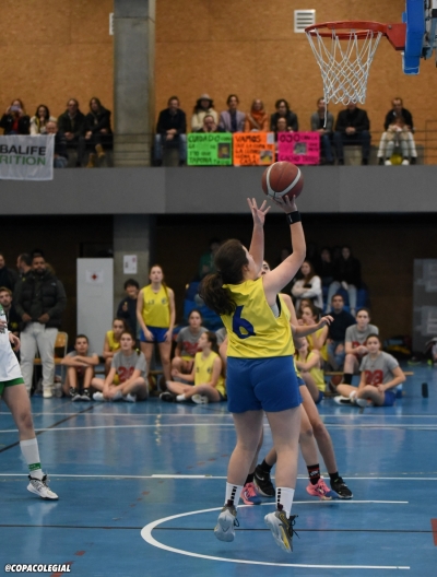 María López-Muñiz busca la canasta.