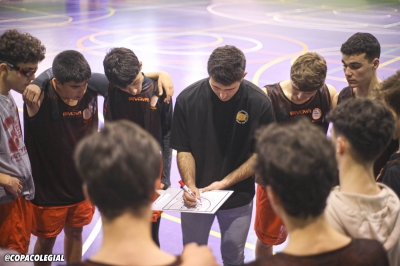 Pablo Ardila dando instrucciones a sus jugadores