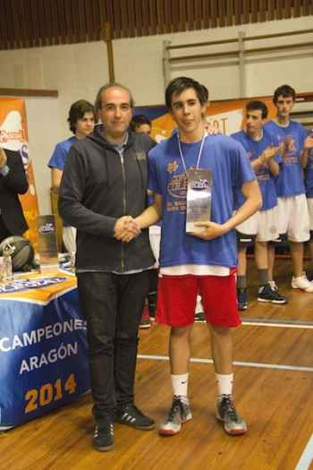 JC Sánchez, capitán de Romareda recibe el trofeo