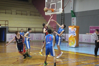 Buena defensa de Maristas durante todo el partido
