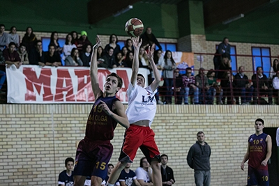 David Martín ante la defensa de Elías Gavín