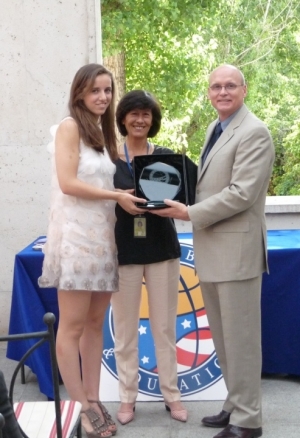 Aurora Minguez recibiendo el BSAA de manos de Thomas R.Genton y Macarena Moreno