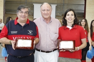 Juan Paz y Maria Cebrían, recibiendo su premio de manos de Alberto López, Presidente de la ABC