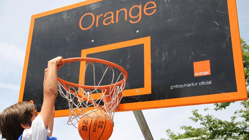 Orange con el baloncesto colegial