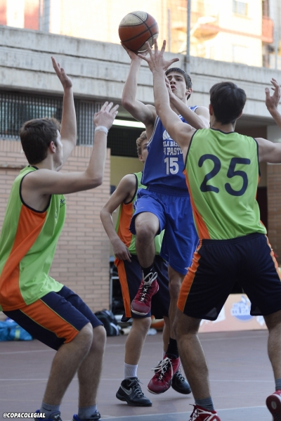 Finalizando debajo del aro