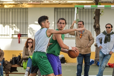 Disputa de balón entre dos jugadores