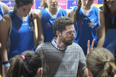 Javier Vives se dirige a sus jugadoras